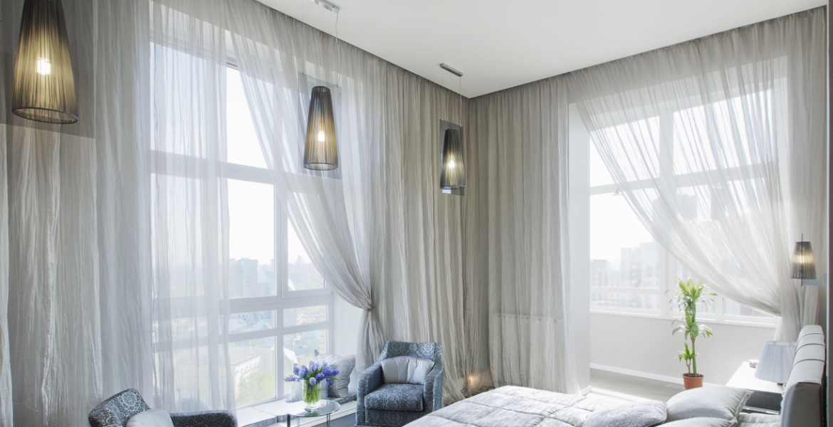 Oro drėkinimo namuose būdai - 11 Supurkšti užuolaidas vandeniu 