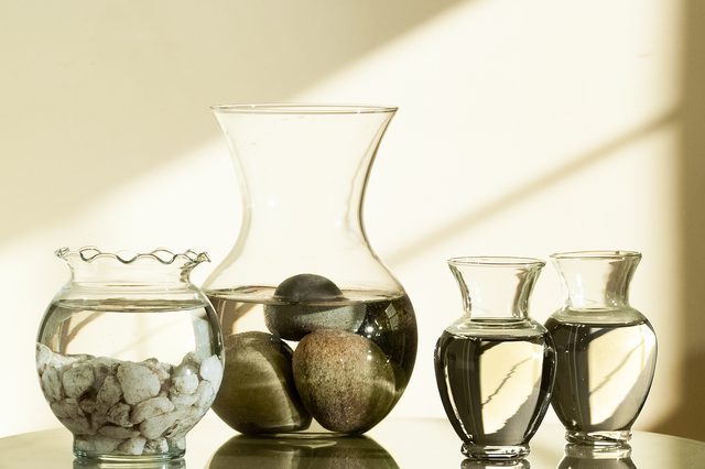 Oro drėkinimo namuose būdai - 3 Statyti indus su vandeniu kambaryje