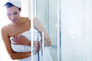 Oro drėkinimo namuose būdai  - 8 Praustis atidaromis vonios kambario durimis